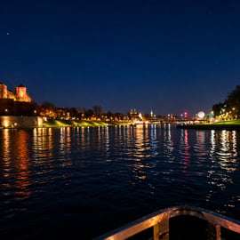Cracovie : coucher de soleil et croisière de nuit sur un bateau traditionnel en bois