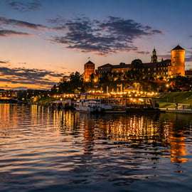 Cracovie : coucher de soleil et croisière de nuit sur un bateau traditionnel en bois