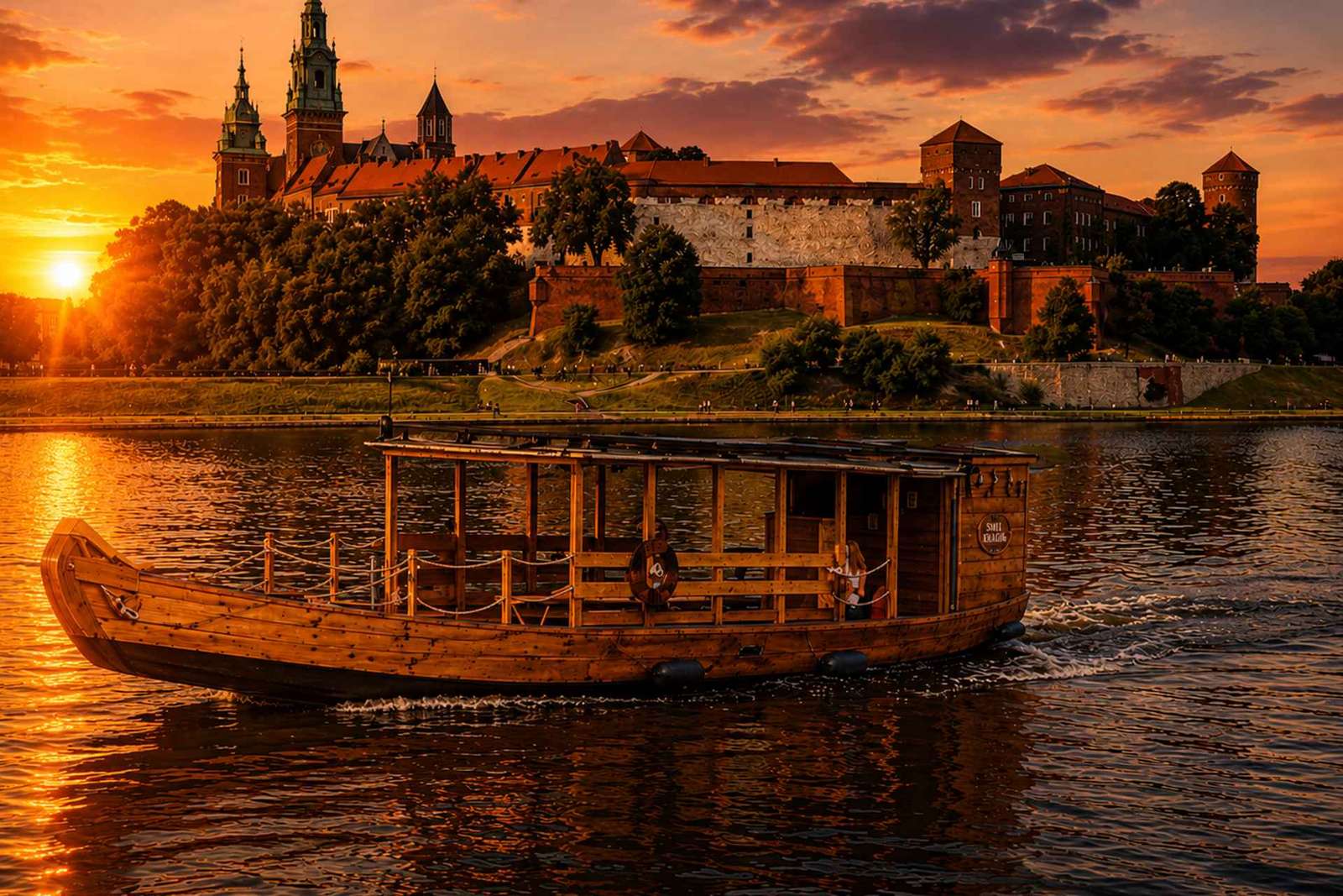 Cracovie : coucher de soleil et croisière de nuit sur un bateau traditionnel en bois