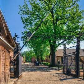 Cracovie : entrée à Auschwitz-Birkenau, hôte et transfert