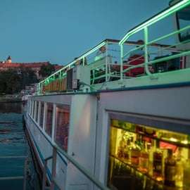 Cracovie : Croisière en soirée avec un verre de vin